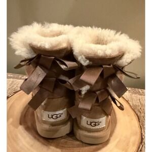 UGG Kids Bailey Bow Boots‎ Chestnut Sheepskin Fur Lined 1017394T SZ-8C